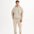 qlu bej bir sweatshirt ve eşofman giyen bir adam
