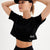 qlu bir kadın siyah bir crop top ve siyah şort giymiş