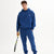 qlu bir tenis raketi tutan mavi bir hoodie giymiş bir adam