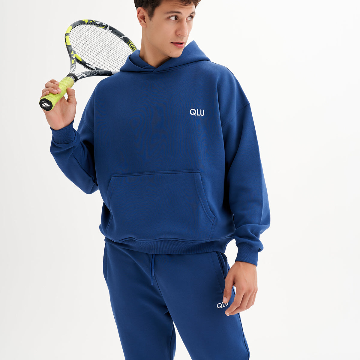 tenis raketi ve tenis topu tutan genç bir adam