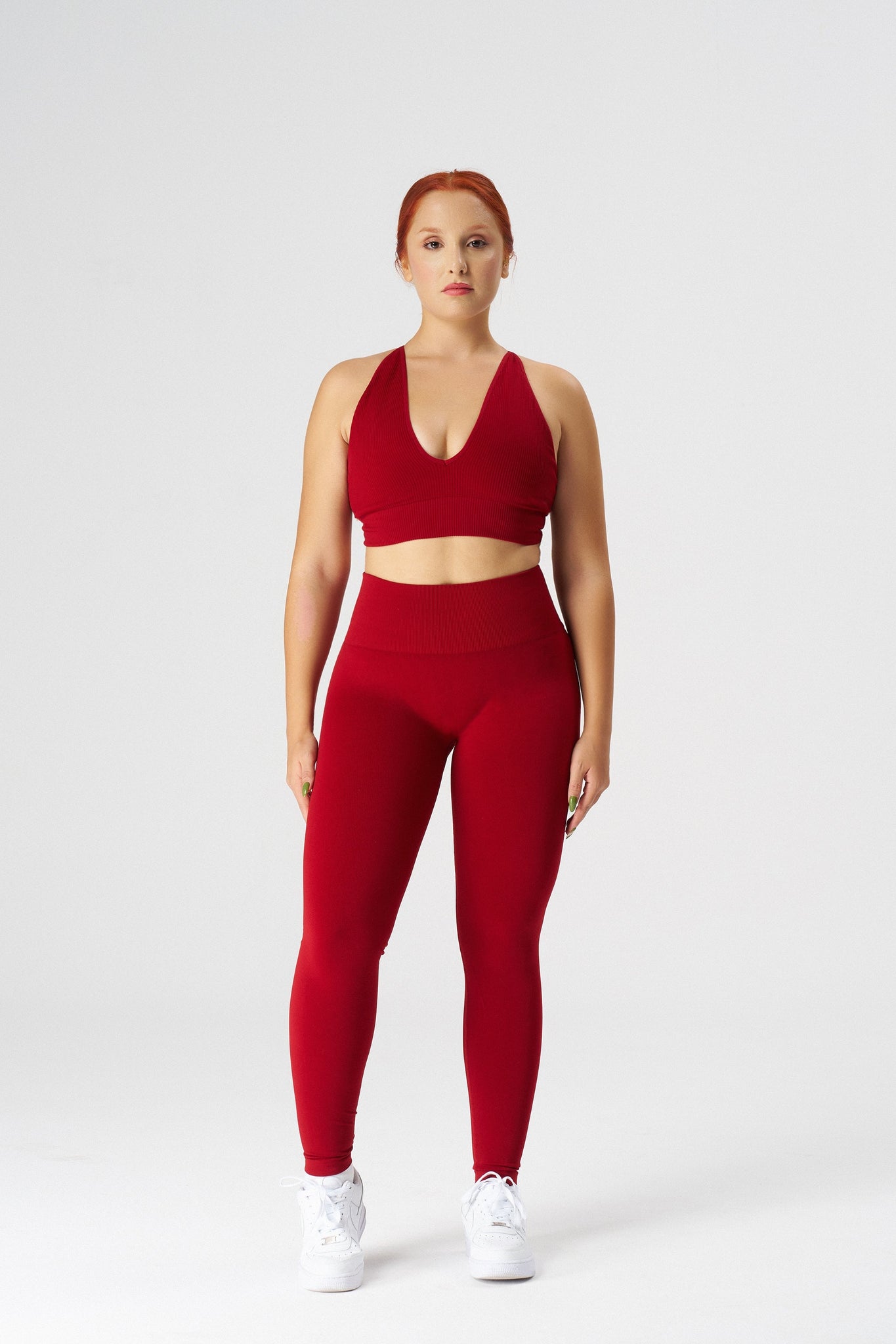 Rus erotik yosh Uning etagida qizning fotosurati korsatilgan.