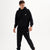 qlu siyah bir hoodie ve eşofman giyen genç bir adam